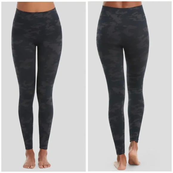 SPANX EcoCare Seamless Tummy Smoothing Leggings in Black Camo Sz. Medium - Picture 1 of 4